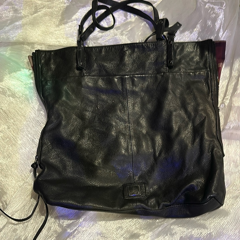 Kona large leather black bag